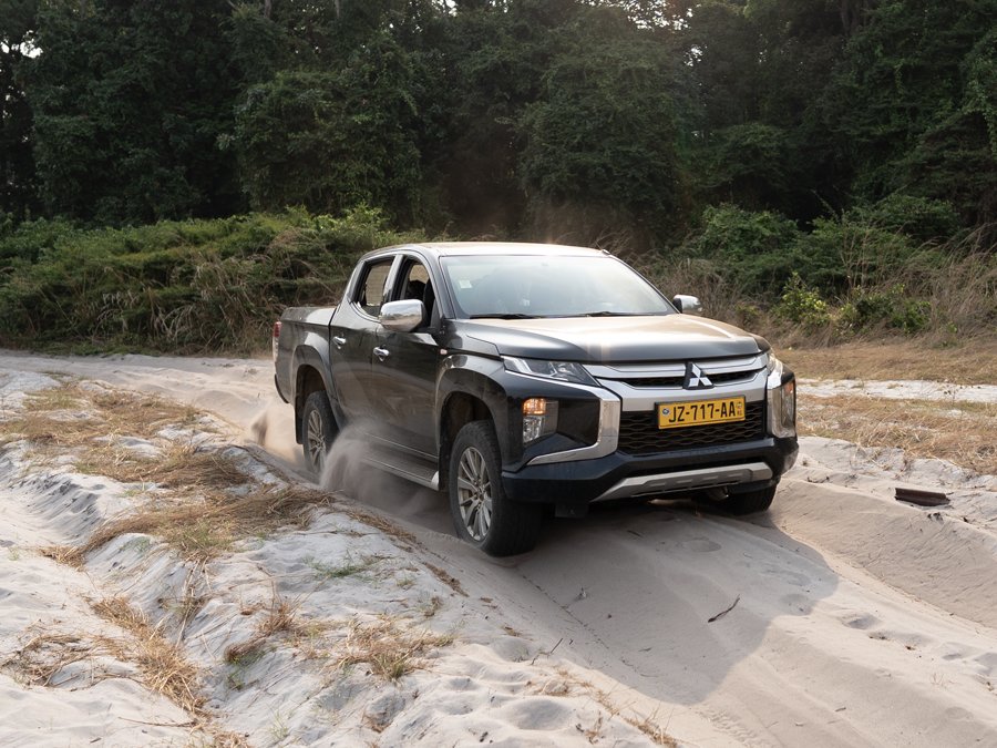Safari 4x4 en forêt tropicale gabonaise lors d'un trek gorilles