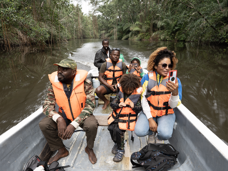 Pirogue sur rivière au Gabon lors d'un safari faune
